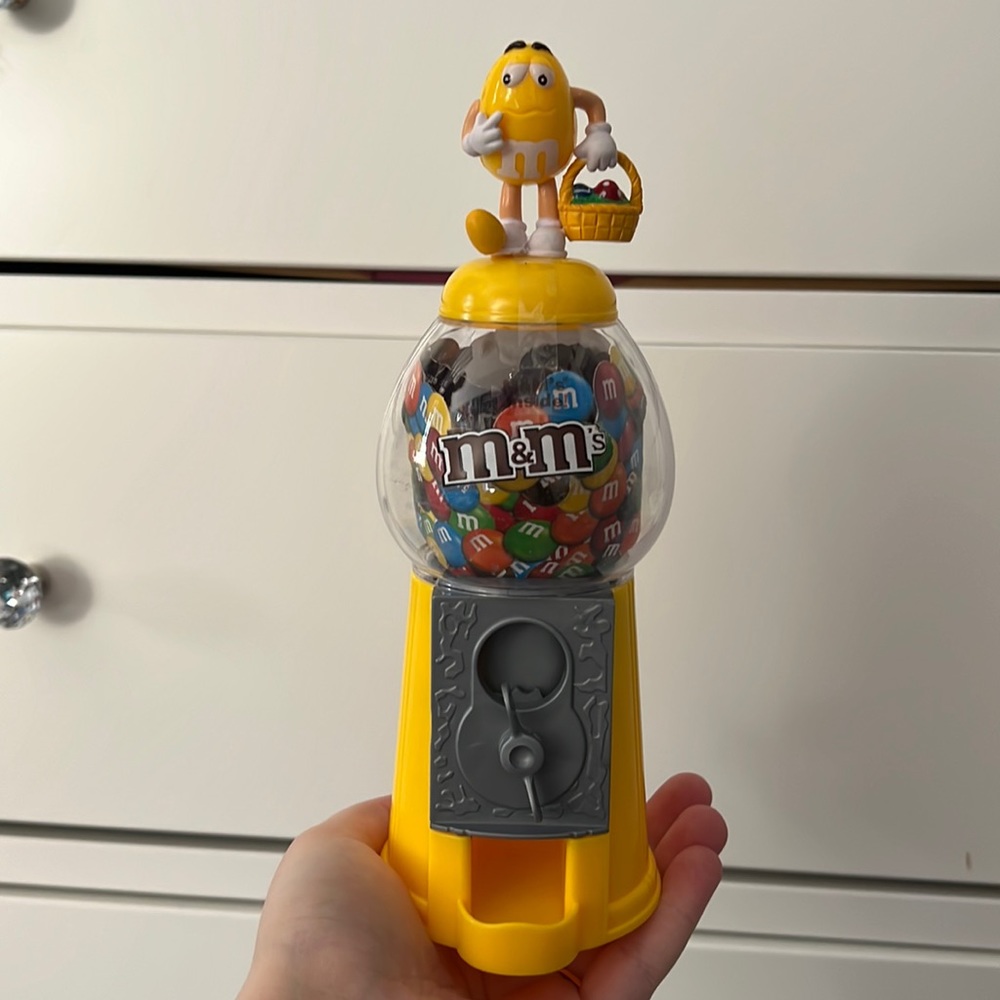 Yellow M&M’s machine Easter edition
